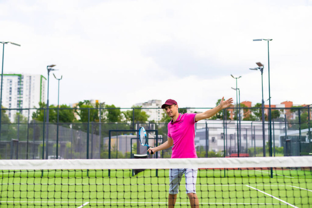 Männlicher Tennisspieler auf dem Tennisplatz - Foto, Bild