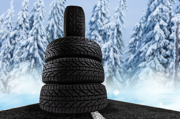 cuatro neumáticos de invierno sobre un fondo de invierno - Foto, Imagen