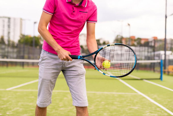 Férfi teniszező a teniszpályán - Fotó, kép