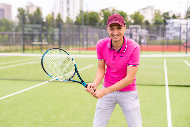 Άντρας τενίστας στο γήπεδο τένις - Φωτογραφία, εικόνα