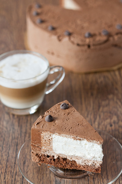 Pedaço de bolo de chocolate triplo
 - Foto, Imagem
