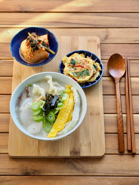 Geleneksel Kore yemeği dilimlenmiş pirinç keki çorbası, Tteok ve köfte çorbası. - Fotoğraf, Görsel