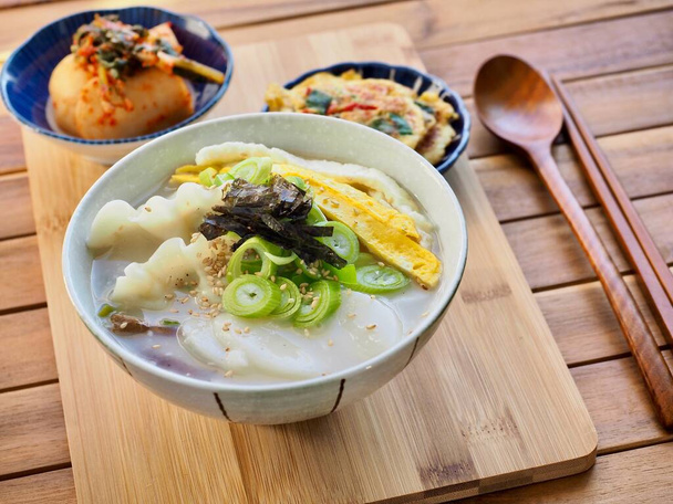 Cibo tradizionale coreano affettato Zuppa di torta di riso, Tteok e zuppa di gnocchi - Foto, immagini