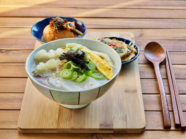 Koreaanse traditionele gerechten Snijd Rijst Cake Soep, Tteok en knoedel soep - Foto, afbeelding