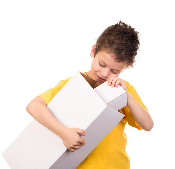 retrato de niño con caja de regalo en blanco
 - Foto, imagen
