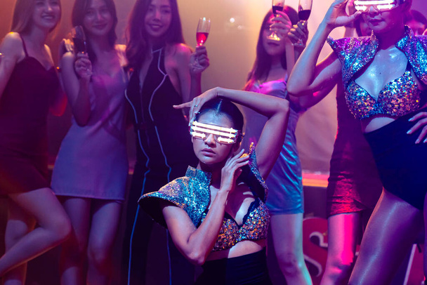 Bailarina Tecno en discoteca bailando al ritmo de la música de DJ - Foto, imagen