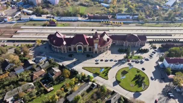 Vista aérea do drone na cidade na estação ferroviária de Uzhgorod em Zakarpattya - Filmagem, Vídeo
