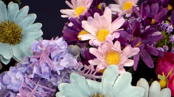 Πολύχρωμες δέσμες λουλουδιών απομίμησης - Πλάνα, βίντεο