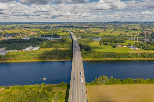 Вид с воздуха на немецкий автобан A7, европейская дорога E45 рядом с Рендсбургом, Германия. - Фото, изображение