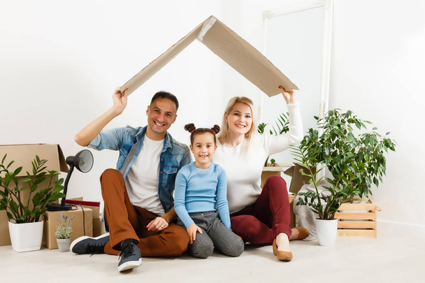 Familia desembalaje cajas de cartón en el nuevo hogar - Foto, imagen