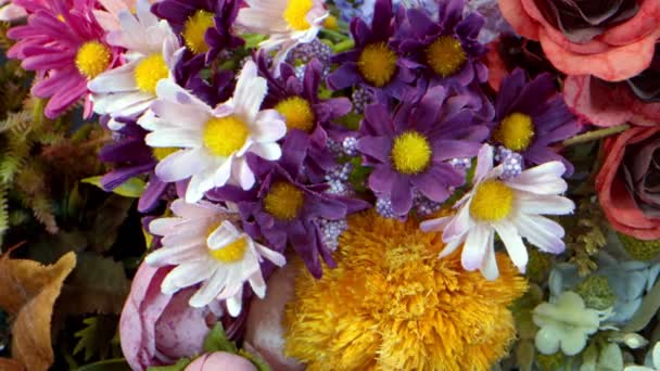 Πολύχρωμες δέσμες λουλουδιών απομίμησης - Πλάνα, βίντεο
