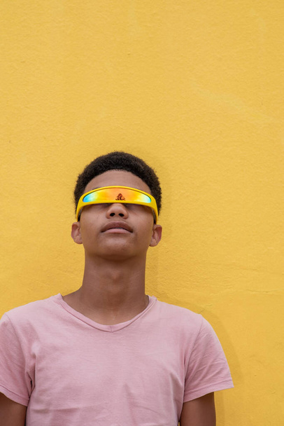 Retrato de adolescente con gafas de sol futuristas - Foto, Imagen
