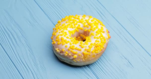 Zoete smakelijke donut op kleur houten achtergrond  - Video