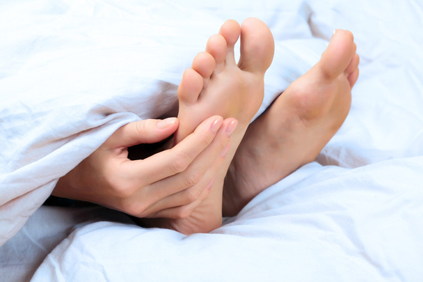 Žena se poškrábe nohou - Fotografie, Obrázek