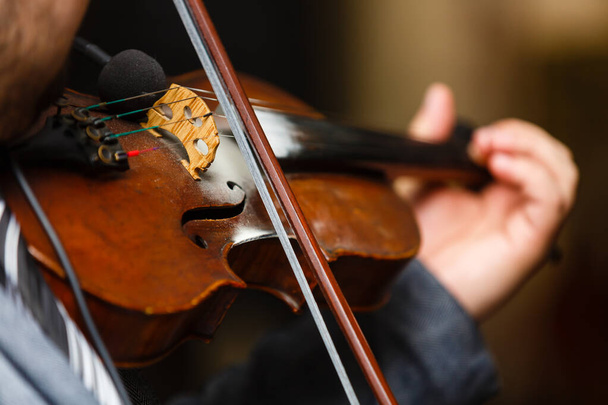 Tocando el violín, un hombre toca el violín vintage en un concierto, de cerca - Foto, Imagen