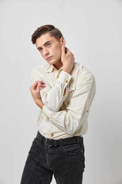 Красивый мужчина модная прическа гламурная студия моды уверенность в себе - Фото, изображение