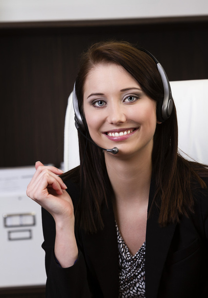 Vértes egy női call center munkavállalói mosolyogva - Fotó, kép