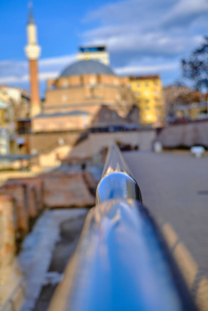 2021. január 6. Sofia vagyok. Bulgária. Banya Bashi mecset és kék ég háttér által készített fotó oldalán ősi romjai Szófia. - Fotó, kép