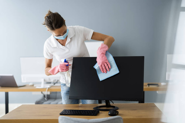 Professional Office Monitor Cleaning Service In Face Mask - Φωτογραφία, εικόνα