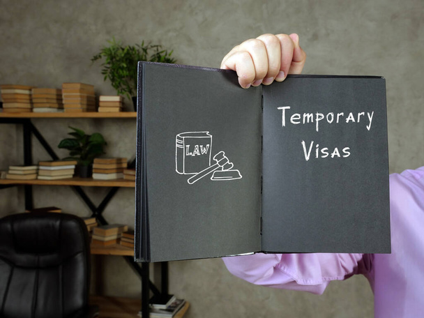  Concept juridique signifiant visas temporaires avec inscription sur le morceau de papier - Photo, image