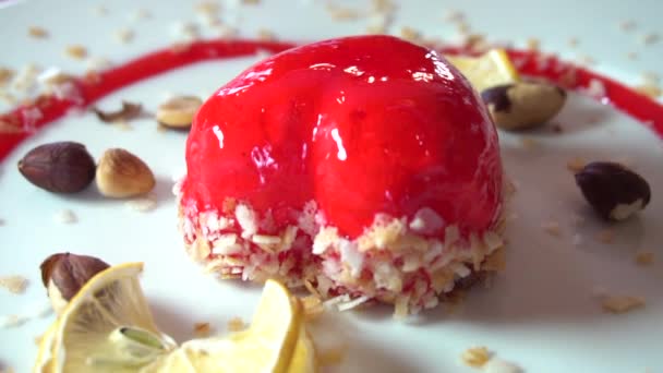 dessert in hartvorm geserveerd op bord in restaurant, close-up draaiend - Video