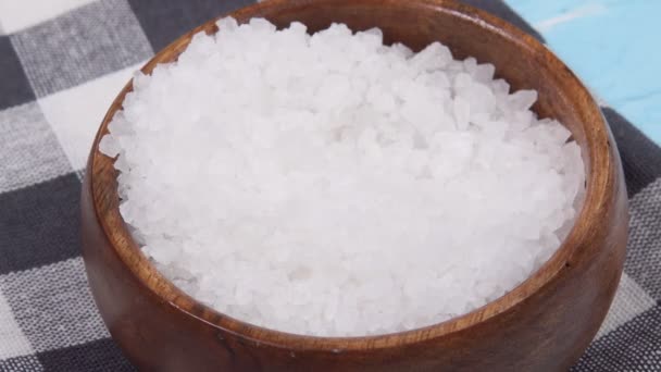 Biała sól morska zbliżenie do gotowania. na niebieskim tle, ostrość selektywna - Materiał filmowy, wideo
