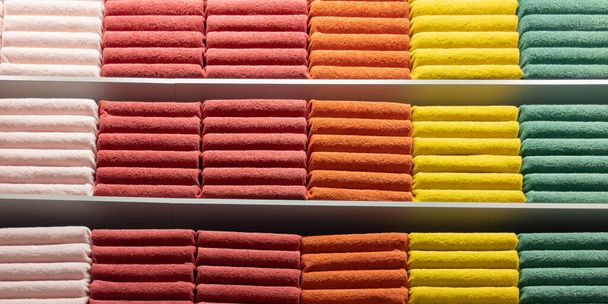 Monivärinen pyyhkeet laskuri myymälä pino pyyhe kylpyamme - Valokuva, kuva
