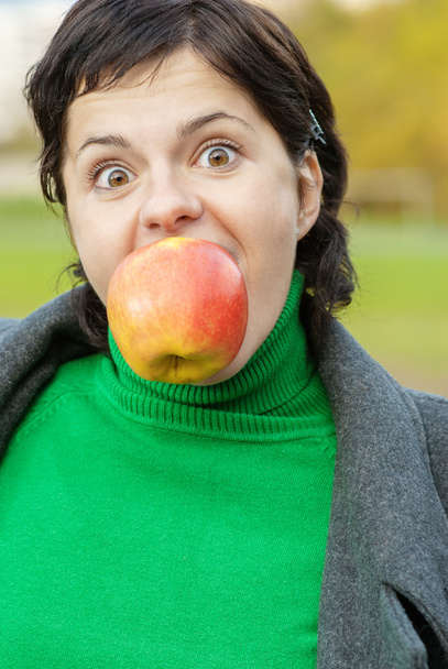 Chica muerde una manzana
 - Foto, imagen