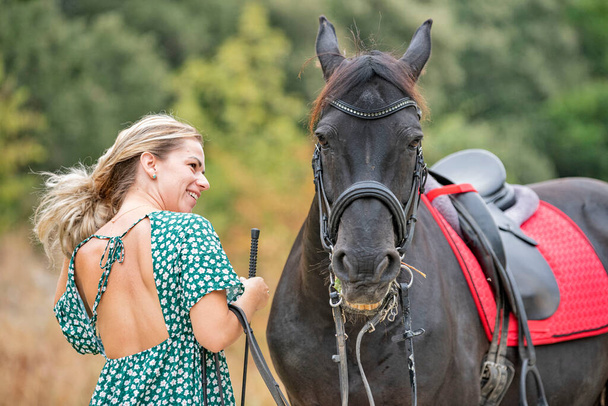  na koni dívka jsou chůze se svým černým koněm - Fotografie, Obrázek