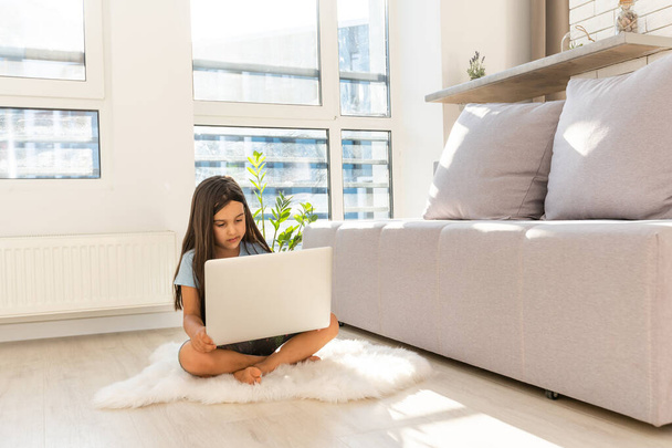 Menina estudando on-line usando seu laptop em casa - Foto, Imagem