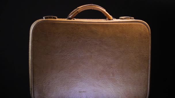 Винтажный кожаный чехол для багажа 1950-х и 1960-х годов, крупным планом на черном - Кадры, видео