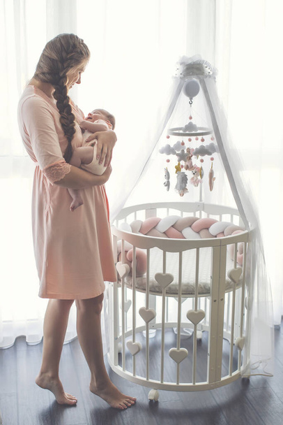 Egy gyönyörű anya portréja, a szoptató kisbabájával.. - Fotó, kép