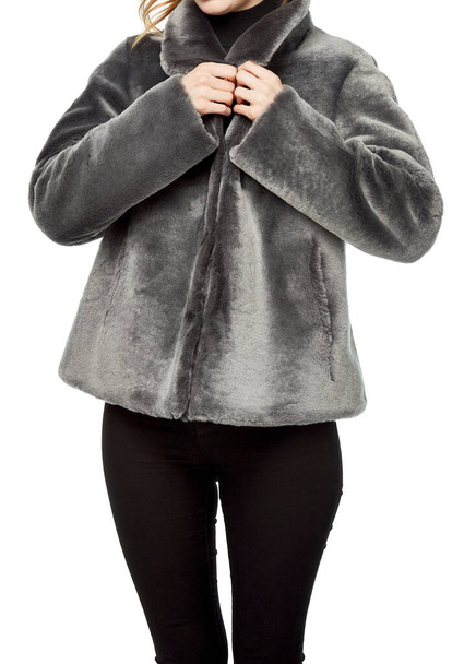 Mulher vestindo uma jaqueta de couro cinza sobre fundo branco. - Foto, Imagem