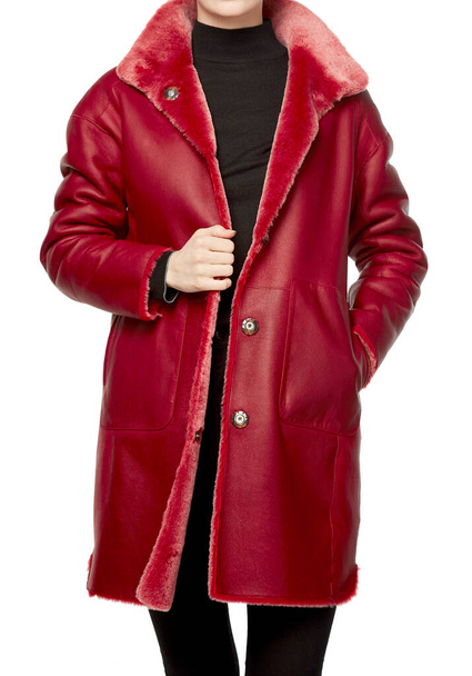 Mujer con una chaqueta de cuero rojo sobre fondo blanco. - Foto, Imagen