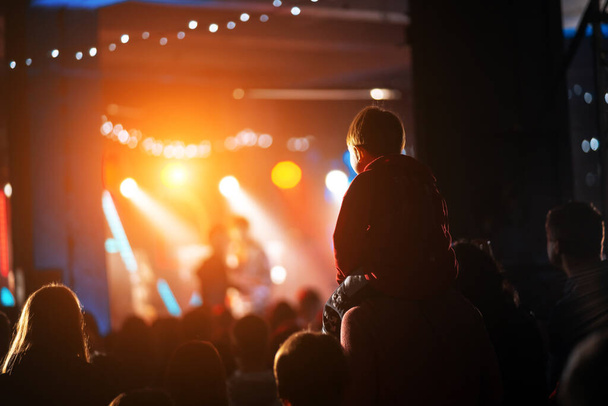 Фото многих людей, наслаждающихся рок-концертом в ночном клубе - Фото, изображение