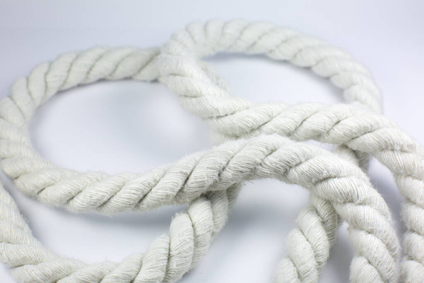 Bílé bavlněné lano stočené na bílém pozadí. - Fotografie, Obrázek