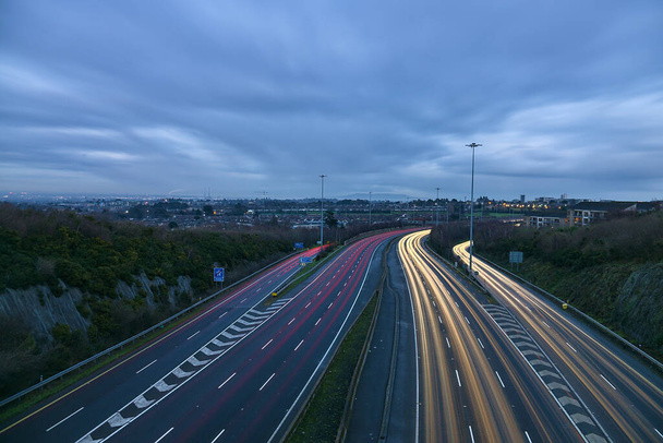 Krásná velmi dlouhá expozice večerní pohled na světelné stezky vozidel na dálnici M50 Dublin, Irsko. Doprava během úrovně 5 v Dublinu - Fotografie, Obrázek