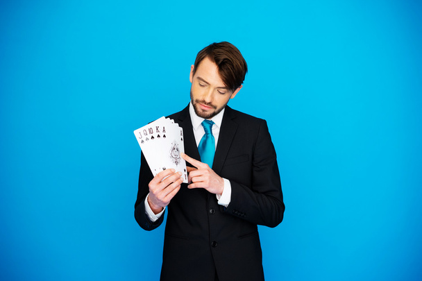 mladý obchodník zobrazuje hrací karty - Fotografie, Obrázek