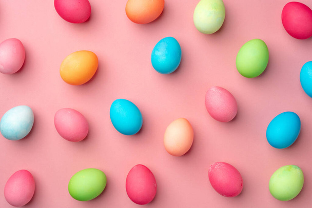Painted Easter eggs on pink background top view - Foto, imagen