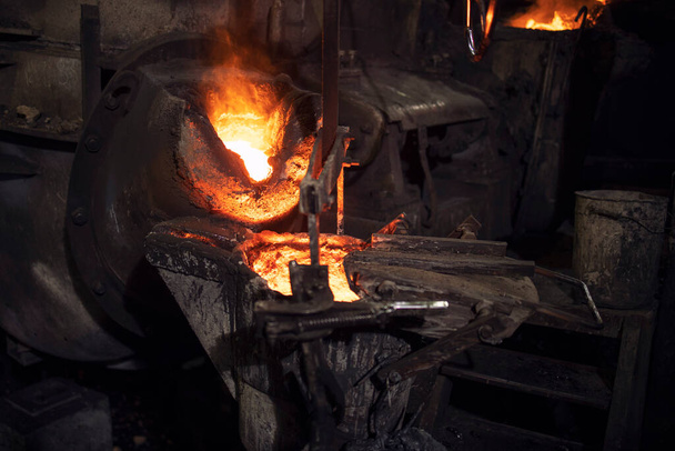 Odlewniczy elektryczny piec łukowy ze stopionym ciekłym żelazem. Hutnictwo i produkcja stali przemysłowej. - Zdjęcie, obraz