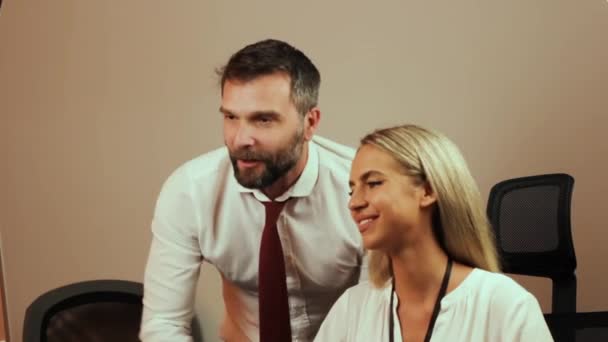 Sorridente coppia, maschio e femmina in ufficio affari Flirtare durante l'orario di lavoro - Filmati, video