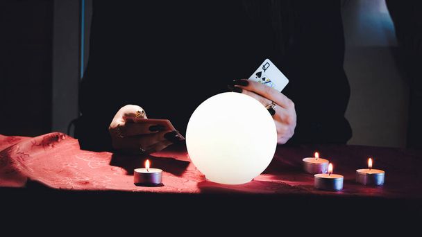 Les mains de Fortuneteller avec une boule de cristal. Clairvoyance - Photo, image