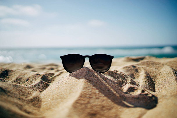 Óculos de sol na praia. Dia quente do verão - Foto, Imagem