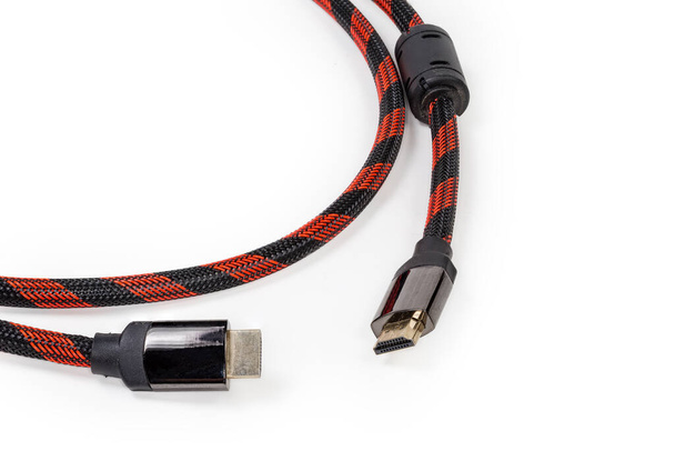 Fragment wysokiej jakości kabla HDMI z pełnowymiarowymi złączami na krawędziach na białym tle  - Zdjęcie, obraz