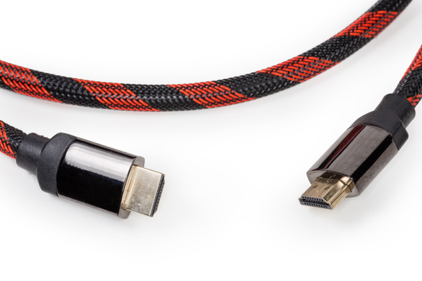 Connettori HDMI full-size ai bordi di un cavo di alta qualità su sfondo bianco, primo piano - Foto, immagini