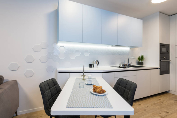 Mesa en cocina de pequeño apartamento - Foto, imagen