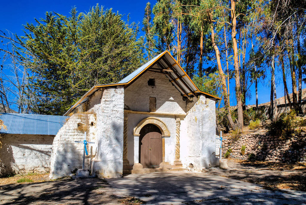 Detalhe da fachada de entrada da igreja de San Santiago, Belen, Região XV, Chile - Foto, Imagem