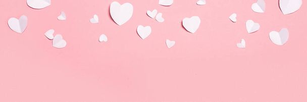ピンクの背景にハートの形をした紙で作られたバレンタイン。バレンタインデーの構成。バナーだ。フラットレイアウト、トップビュー. - 写真・画像