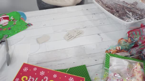 Házi készítésű karamella és süti csomagolása karácsonyi ajándékdobozba. - Felvétel, videó