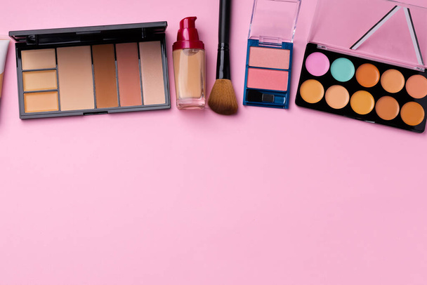 Produkty do makijażu i szczotki na różowym tle - Zdjęcie, obraz
